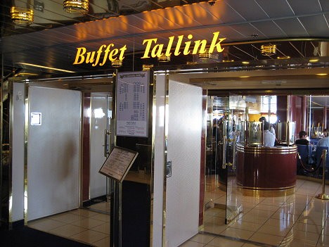 M/S Romantika piedāvā plašas atpūtas un izklaides vietas. Kafejnīcā Tallink ir iespējams ieturēt maltīti par salīdzinoši zemām cenām 26732