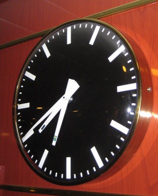 Prāmja pulksteņi vienlaicīgi rada Igaunijas un Zviedrijas laiku 26740