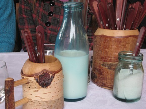 Restorāns veiksmīgi izmanto gan vecās piena un krējuma pudeles, kā arī vietējā Muhu salas kokgriezēja ražojumus 26795