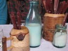 Restorāns veiksmīgi izmanto gan vecās piena un krējuma pudeles, kā arī vietējā Muhu salas kokgriezēja ražojumus 10