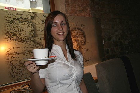Jūlija vai arī cita restorāna servisa darbiniece atnesīs Jums garšīgu kafiju vai tējas tasi 27018