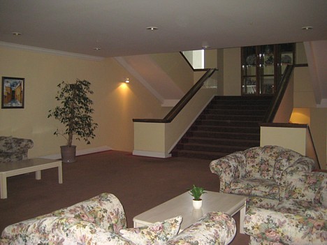Viesnīcas vestibila atpūtas stūrītis ar ērtiem dīvāniem un krēsliem 27119