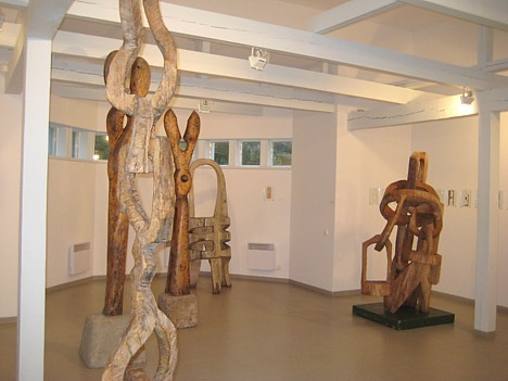 Muzejā var aplūkot viņa veidotās skulptūras, maskas, darba instrumentus un zīmējumus 27391
