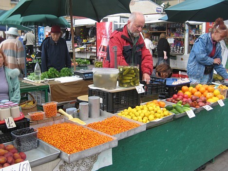 Pilsētas tirgus ar svaigiem un tikko lasītiem dārzeņiem, ogām un ziediem 27465