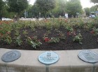 Liepājas sirds – Rožu laukums. 2000.g., laukumu rekonstruējot, uz rožu dobes apmales izvietotas Liepājas sadraudzības pilsētu piemiņas zīmes 12