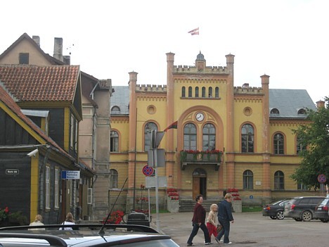 Senatnīgās gaisotnes dēļ Kuldīgu sauc par vienu no visromantiskākajām Latvijas mazpilsētām. 2007.gadā tā ieguva titulu Senatnīgās gaisotnes dēļ Kuldīgu sauc par vienu no visromantiskākajām Latvijas mazpilsētām. 2007.gadā tā ieguva titulu