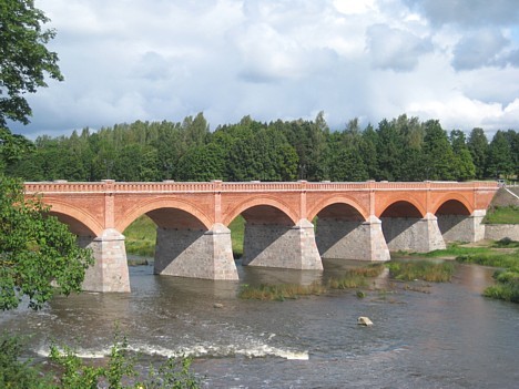 Senais ķieģelu tilts pāri Ventai ir celts 1874.gadā un ir viens no garākajiem ķieģeļu tiltiem Eiropā Senais ķieģelu tilts pāri Ventai ir celts 1874.gadā un ir viens no garākajiem ķieģeļu tiltiem Eiropā 27521