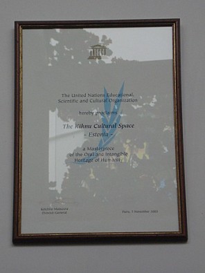 2003. gadā Kihnu salas kultūrtelpa tika iekļauta UNESCO cilvēces mutvārdu un nemateriālā kultūras mantojuma meistardarbu sarakstā 2003. gadā Kihnu salas kultūrtelpa tika iekļauta UNESCO cilvēces mutvārdu un nemateriālā kultūras mantojuma meistardarbu sarakstā 27765