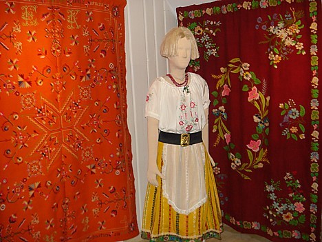 Vēl tagad igauņu sievietes auž sev tradicionālos svārkus un segas, piemēram, Kihnu salā sievietes staigā arī ikdienā tikai tradicionālajā tērpā 27923