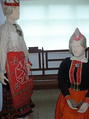 Muzejā iespējams iegādāties dažādus rokdarbus, kā arī kādu no nacionālajiem tērpiem. Tā kā tas ir roku darbs, cenas ir diezgan augstas 27924