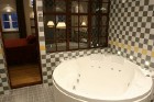 Viesnīca Hotel Daugirdas izceļas citu Kauņas viesnīcu vidū ar plašu vannas istabu 8