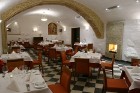 Viesnīcas Hotel Daugirdas restorāns atrodas 16.gadsimta pagrabos un spēj uzņemt 60 viesus 14