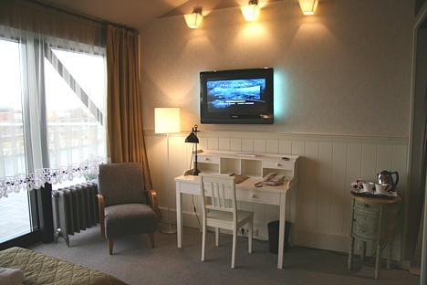 Junior Suite klases numurs ir aprīkots ar minibāru, satelīta TV, tējkannu, mājīgu apgaismojumu, terasi par kopējo cenu vienai personai 90 LVL (2 perso Junior Suite klases numurs ir aprīkots ar minibāru, satelīta TV, tējkannu, mājīgu apgaismojumu, terasi par kopējo cenu vienai personai 90 LVL (2 perso 27995
