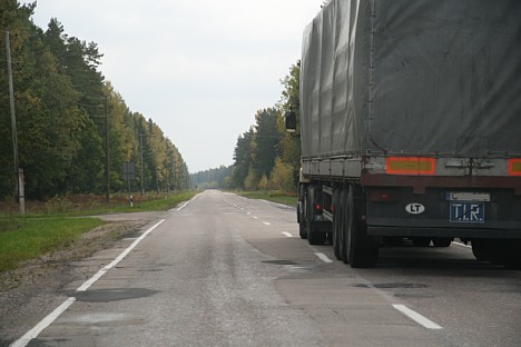 Līdz Lietuvas robežai šoseja ir diezgan nožēlojama (sevišķi pēc Nidas) un brauciena laikā apdzen mūs 13 automašīnas, bet mēs Līdz Lietuvas robežai šoseja ir diezgan nožēlojama (sevišķi pēc Nidas) un brauciena laikā apdzen mūs 13 automašīnas, bet mēs