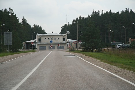 Lietuvas un Latvijas robežpunkts - nevienas pārbaudes, lai gan speciālās automašīnas bija redzamas Lietuvas un Latvijas robežpunkts - nevienas pārbaudes, lai gan speciālās automašīnas bija redzamas 28041
