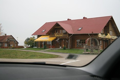 Gar autostrādi ir izvietojušies vairāki restorāni un kafejnīcas, taču šoreiz mēs palaižam šo iespēju garām. Ceļa malās ievērojam vairākus vanagus, kas Gar autostrādi ir izvietojušies vairāki restorāni un kafejnīcas, taču šoreiz mēs palaižam šo iespēju garām. Ceļa malās ievērojam vairākus vanagus, kas 28047