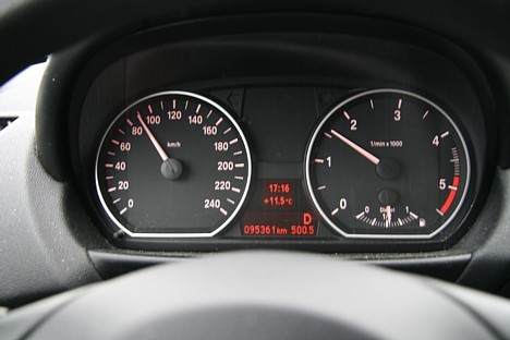 Dažus desmitus km no Kauņas konstatējam, ka ir nobraukti 500 km un degvielas radītājs viegli tuvojas pusbākas atzīmei Dažus desmitus km no Kauņas konstatējam, ka ir nobraukti 500 km un degvielas radītājs viegli tuvojas pusbākas atzīmei 28048