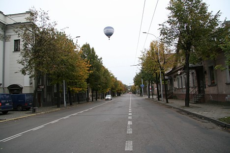 Virs Kauņas pilsētas lidinās gaisa balons. Pilsētā bez neviena lieka manevra ātri nokļūstam mūsu izvēlētajā galamērķī Virs Kauņas pilsētas lidinās gaisa balons. Pilsētā bez neviena lieka manevra ātri nokļūstam mūsu izvēlētajā galamērķī 28050