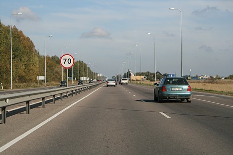 No Kauņas Ukmerges virzienā - degvielas vidējais patēriņš palielinās no 4,7 uz 4,8 litriem, jo motors pēc nakts stāvēšanas ir auksts un pilsētas brauc No Kauņas Ukmerges virzienā - degvielas vidējais patēriņš palielinās no 4,7 uz 4,8 litriem, jo motors pēc nakts stāvēšanas ir auksts un pilsētas brauc 28060