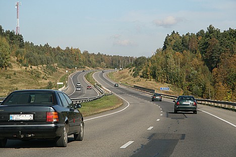 Pēc 20 km atgūstam iepriekšējos vidējos 4,7 litrus uz 100 km. Lietuvā ceļa norādes ir rakstītas ar lieliem burtiem un tas ir forši. Arī vecmamma bez b 28061