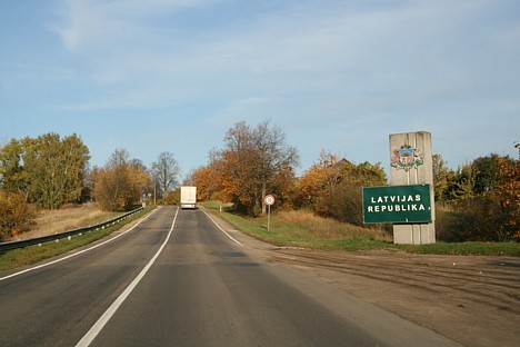 Latvijas un Lietuvas robeža ir bez kontroles pārbaudes, lai gan muitas un robežsardzes automašīnas var manīt dažus km tālāk Latvijas un Lietuvas robeža ir bez kontroles pārbaudes, lai gan muitas un robežsardzes automašīnas var manīt dažus km tālāk 28072