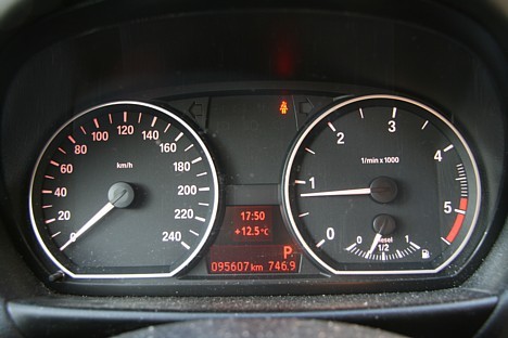 Kopumā esam nobraukuši 746,9 km un degvielas rādītājs ir jau novietojies uz pēdējo sadaļu. Vidējais ātrums ir 77,8 km/h. BMW kompjūters uzrāda, ka mēs Kopumā esam nobraukuši 746,9 km un degvielas rādītājs ir jau novietojies uz pēdējo sadaļu. Vidējais ātrums ir 77,8 km/h. BMW kompjūters uzrāda, ka mēs 28078