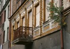 Viļņa un Kauņa no citām Baltijas lielpilsētām atšķiras ar izteiktu balkonu arhitektūru, taču dažas mājas uz tūristu galvenās ielas apaug ar kokiem 6