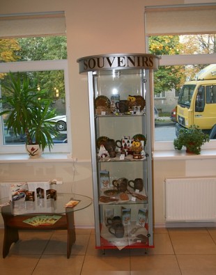Viesnīcas foajē viesi var atrast informāciju par Daugavpils tūrisma objektiem un iegādāties suvenīrus 28154