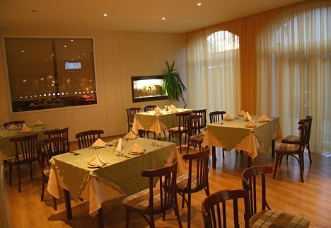 Restorāns Dinaburg ar izsmilcinātu Eiropas virtuvi ir viens no elegantākajiem Daugavpils restorāniem, kur viesi var izbaudīt maltīti klusā un patīkamā 28164