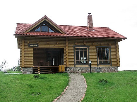 Šeit ir ierīkotas sešas atpūtas mājiņas ar terasēm uz ezera pusi. Mājiņās ir guļamistabas, viesistabas, mini virtuves, kā arī modernas vannas istabas Šeit ir ierīkotas sešas atpūtas mājiņas ar terasēm uz ezera pusi. Mājiņās ir guļamistabas, viesistabas, mini virtuves, kā arī modernas vannas istabas 28244