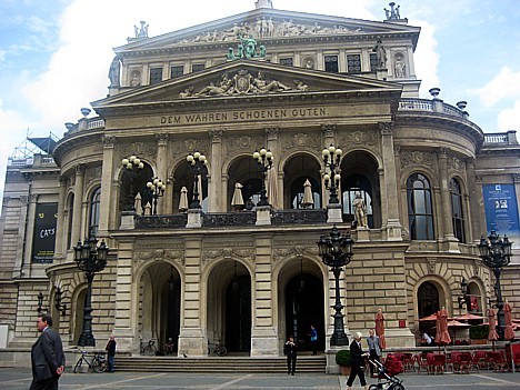 Frankfurtes operas nams Alte Oper pēc iedzīvotāju balsojuma tika atjaunota tās vēsturiskā izskatā, turklāt iekšienē dominē vismodernākais aprīkojums u 28271