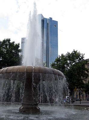 Skats uz vienu no Frankfurtes debesskrāpjiem- KomercbankaVairāk informācijas Frankfurtes mājas lapā www.frankfurt.de 28281