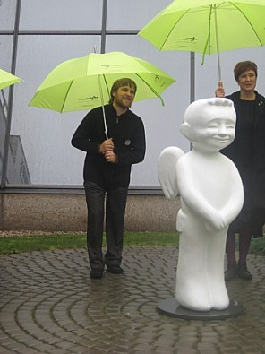 Baltais eņģelis aicinās cilvēkus no dažādām Eiropas pilsētām 2009. gadā apmeklēt Viļņu. Latvijas eņģelis ir viens no lielākajiem 28304