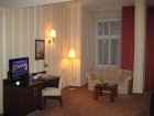 Viesu istaba. Viesnīca MONIKA Centrum Hotels saviem viesiem piedāvā 80 modernas un eleganti mēbelētas istabas: 12 vienvietīgas, 50 divvietīgas, 14 pus 3