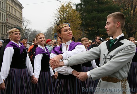 Rudenīgais aukstums nespēja mazināt dejotprieku un dejotāju sejas rotāja smaids 28407