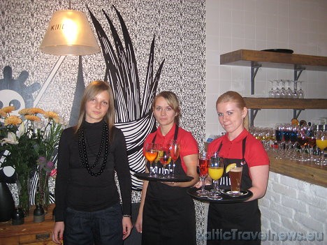 Restorāna atklāšanas pasākumā viesus sagaida restorāna mārketinga vadītāja Agnese Stafecka (no kreisas puses) 28436