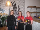 Restorāna atklāšanas pasākumā viesus sagaida restorāna mārketinga vadītāja Agnese Stafecka (no kreisas puses) 2