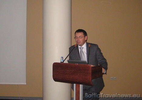 Tūroperatora Tez Tour direktors Konstantīns Paļgovs sveic klātesošus un informē par Tez Tour nākotnes plāniem Tūroperatora Tez Tour direktors Konstantīns Paļgovs sveic klātesošus un informē par Tez Tour nākotnes plāniem 28678