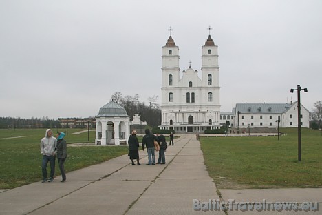 Aglonas bazilika (Aglyunas bazilika) ir Latvijas viens no populārākajiem tūrisma objektiem un arī rudenīgās dienās to aktīvi apmeklē svētceļotāji un t Aglonas bazilika (Aglyunas bazilika) ir Latvijas viens no populārākajiem tūrisma objektiem un arī rudenīgās dienās to aktīvi apmeklē svētceļotāji un t 28741