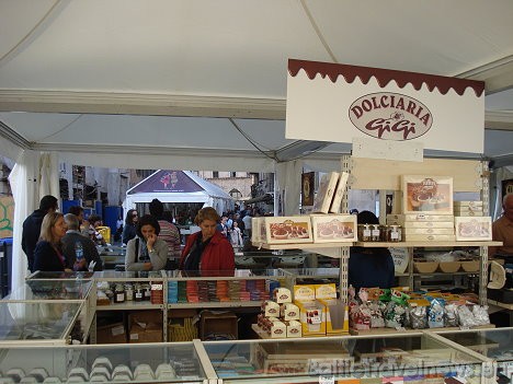 Festivāla norises vieta nav izvēlēta nejauši – tieši Perudžā tiek ražota slavenākā Itālijas šokolāde Perugina. Festivālā sastopami dažādu zīmolu ražoj Festivāla norises vieta nav izvēlēta nejauši – tieši Perudžā tiek ražota slavenākā Itālijas šokolāde Perugina. Festivālā sastopami dažādu zīmolu ražoj 28796