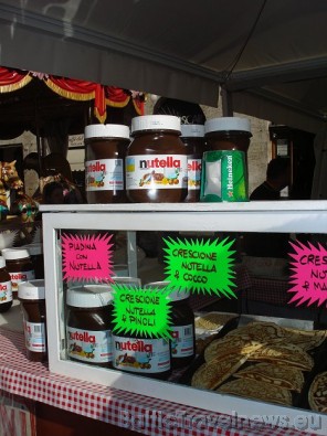 Visā Itālijā iecienīts šokolādes krēms Nutella. Atšķirība starp šīm burciņām un tām, ko iespējams iegādāties Latvijā ir tā, ka pirmās ir pamatīga puss Visā Itālijā iecienīts šokolādes krēms Nutella. Atšķirība starp šīm burciņām un tām, ko iespējams iegādāties Latvijā ir tā, ka pirmās ir pamatīga puss 28800