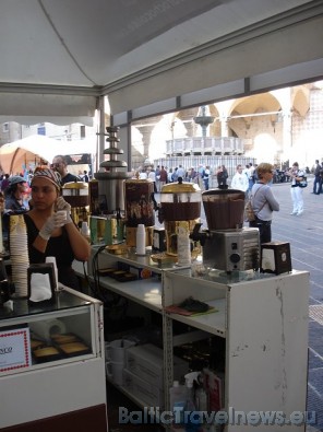 Pagājušo gadu Eurochocolate laikā darbojās pat neliela šokolades strūklaka (jāpiebilst, ka strūklaka pilsētas centrālajā laukumā ir viens no pilsētas Pagājušo gadu Eurochocolate laikā darbojās pat neliela šokolades strūklaka (jāpiebilst, ka strūklaka pilsētas centrālajā laukumā ir viens no pilsētas 28807