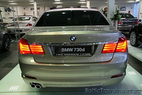 BMW 730d dīzeļa motors, kas attīsta 245 zirgspēkus, bet degvielas patēriņš pilsētā ir 9,5 litri, ātpus pilsētas 5,9 litri un kombinētais 7,2 litri BMW 730d dīzeļa motors, kas attīsta 245 zirgspēkus, bet degvielas patēriņš pilsētā ir 9,5 litri, ātpus pilsētas 5,9 litri un kombinētais 7,2 litri 28903