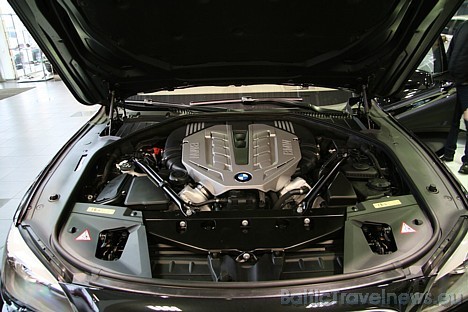 BMW 750Li pilsētas režīmā patērē 16,4 litrus, ārpus pilsētas 8,5 litri un kombinētais 11,4 litri BMW 750Li pilsētas režīmā patērē 16,4 litrus, ārpus pilsētas 8,5 litri un kombinētais 11,4 litri 28910