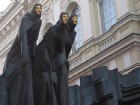 Pie Lietuvas nacionālā drāmas teātra ir izvietotas  Stanislovo Kuzmos radītās skulptūras 