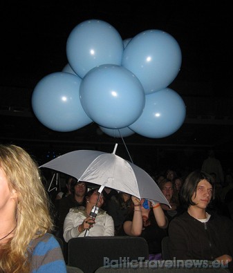 Pa zāli tajā laikā tika padots Bilžu simbols lietusargs ar baloniem 29046