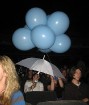 Pa zāli tajā laikā tika padots Bilžu simbols lietusargs ar baloniem 13