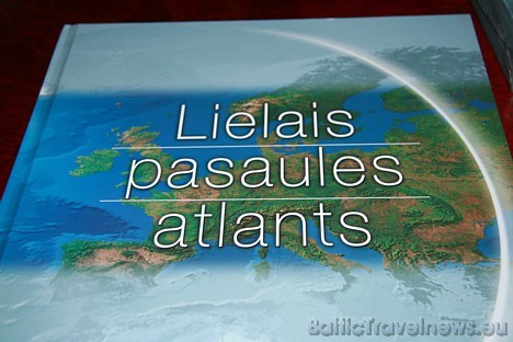 Lielais pasaules atlants ir apjomīgākais karšu krājums, kāds jebkad izdots Baltijas valstīs. Vairāk nekā pustūkstoti lappušu biezā un turpat 4kg smagā Lielais pasaules atlants ir apjomīgākais karšu krājums, kāds jebkad izdots Baltijas valstīs. Vairāk nekā pustūkstoti lappušu biezā un turpat 4kg smagā 29094