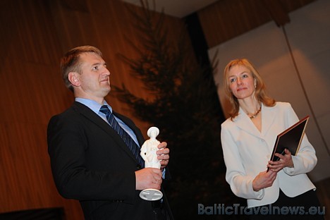 Aivars Mackevičs (Travelnews.lv direktors) un Benita Zaretoka (Travelnews.lv direktora vietniece) pasniedz balvu Aivars Mackevičs (Travelnews.lv direktors) un Benita Zaretoka (Travelnews.lv direktora vietniece) pasniedz balvu