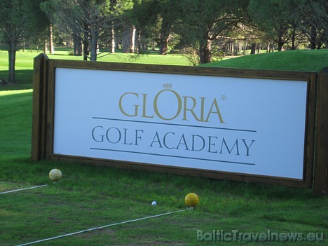 Turcijas kūrotviesnīca Gloria Golf Resort, kas atrodas Belekā, piedāvā sportisku atpūtu ne tikai profesionāliem golfa spēlētājiem, bet arī šīs sporta spēles iesācējiem